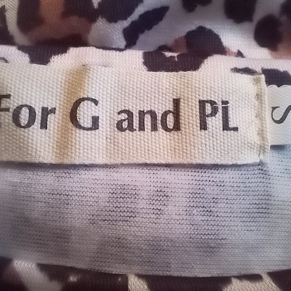 For G and PL Women's Summer Short Sleeve Cold Shoulder Animal Blouse Size S - Picture 3 of 4